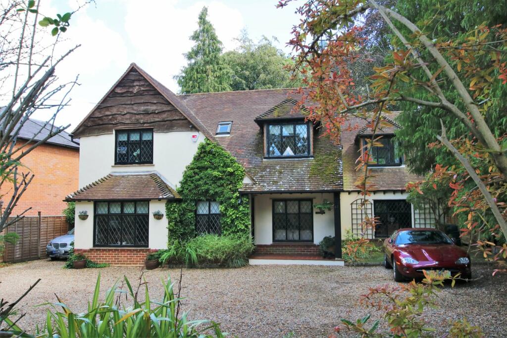 4 bedroom detached house for sale in Sandhurst Road, Crowthorne, RG45