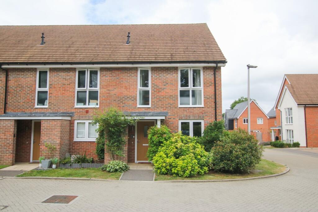 2 bedroom end of terrace house for sale in Fox Close, Arborfield Green ...