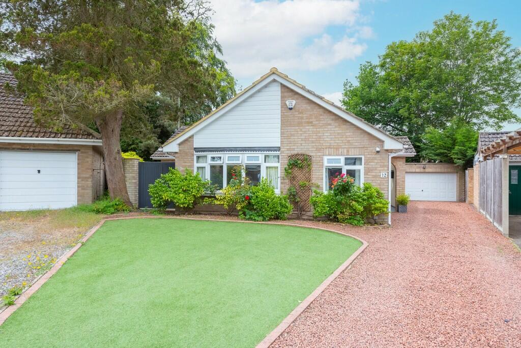 3 bedroom detached bungalow for sale in Frogmore Grove, Blackwater