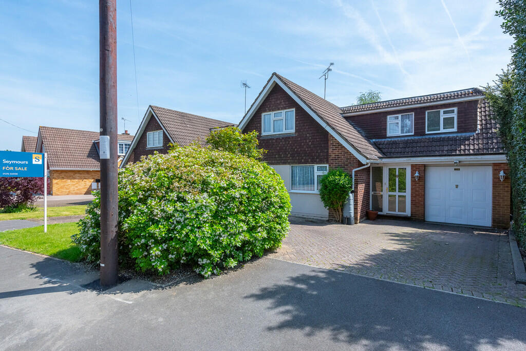 5 bedroom detached house for sale in Frogmore Park Drive, Blackwater, GU17