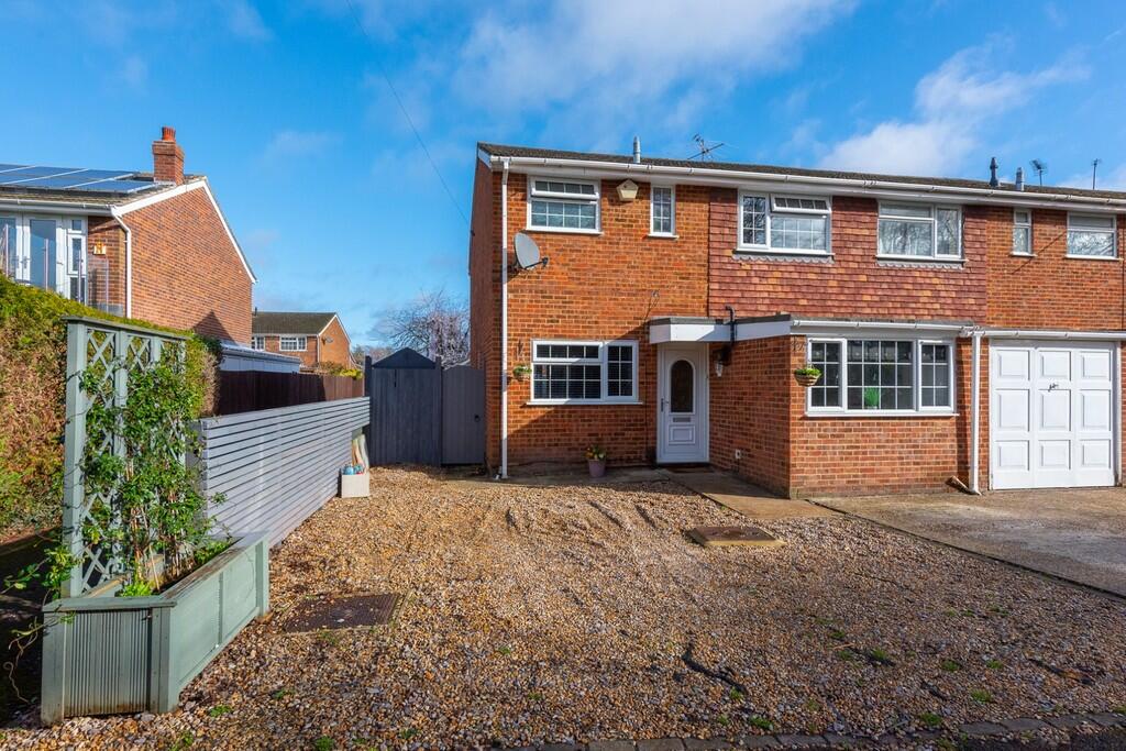 3 bedroom end of terrace house for sale in Clanfield Ride, Blackwater, GU17