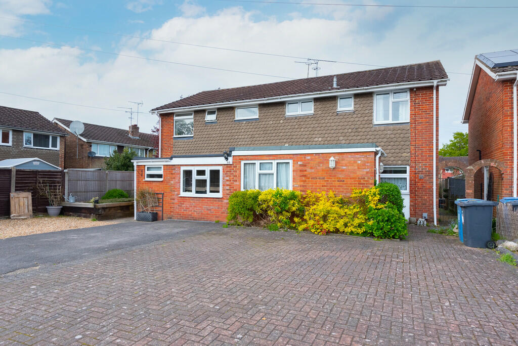 4 bedroom semidetached house for sale in Sandhurst Lane, Blackwater, GU17