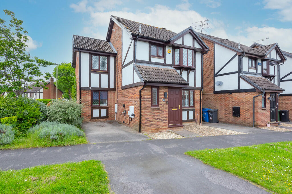 4 bedroom link detached house for sale in Ryves Avenue, Yateley, GU46