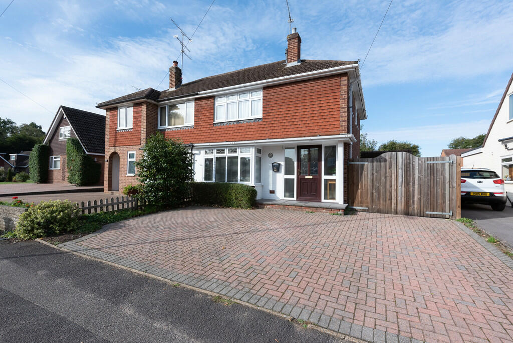 3 bedroom semidetached house for sale in Frogmore Park Drive, Blackwater, GU17