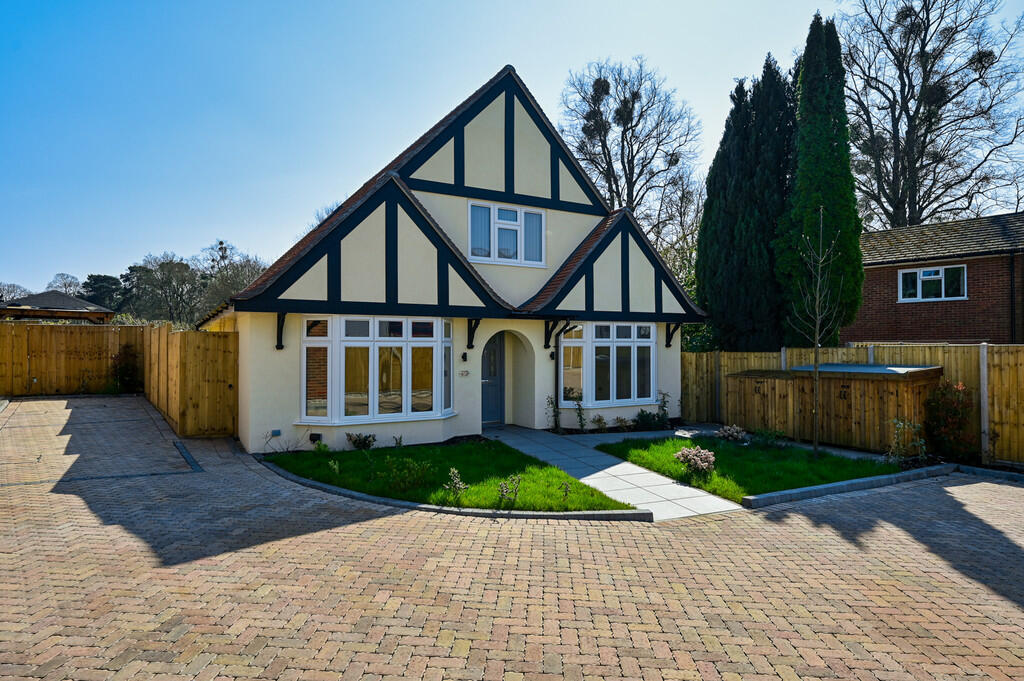 Main image of property: High Street, Crowthorne
