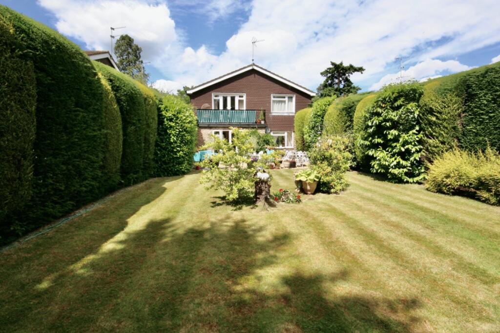 3 bedroom apartment for sale in Larchmoor Park, Stoke Poges SL2