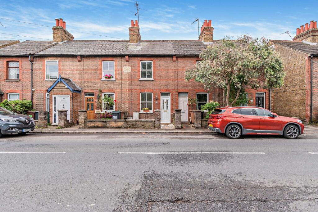 2 bedroom terraced house for sale in Uxbridge Road, Mill End