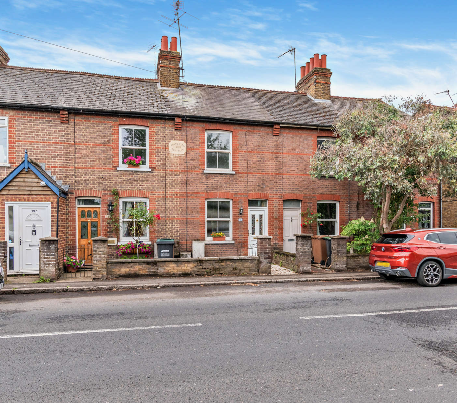 2 bedroom terraced house for sale in Uxbridge Road, Mill End