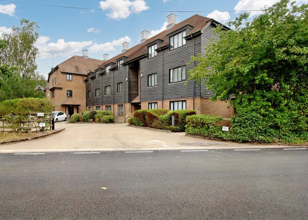 2 bedroom apartment for sale in Springwell Lane, Rickmansworth, WD3