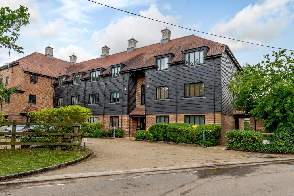 2 bedroom apartment for sale in Springwell Lane, Rickmansworth, WD3