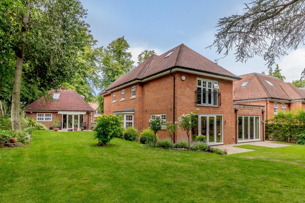 6 bedroom detached house for sale in The Clump, Rickmansworth, WD3