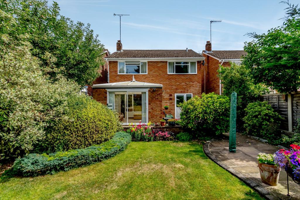 4 bedroom detached house for sale in Rousebarn Lane, Croxley Green ...