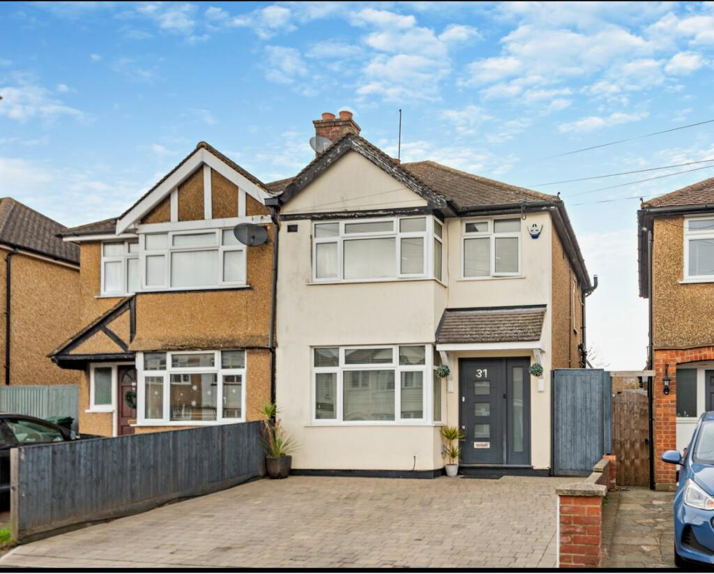 3 bedroom semidetached house for sale in Winchester Way, Croxley Green