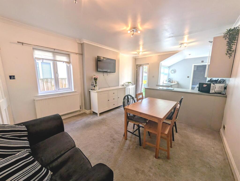 Main image of property: Reading Road, Ipswich