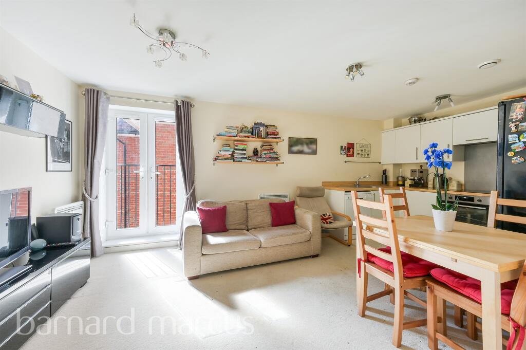 2 bedroom flat for sale in Schoolgate Drive, Morden, SM4