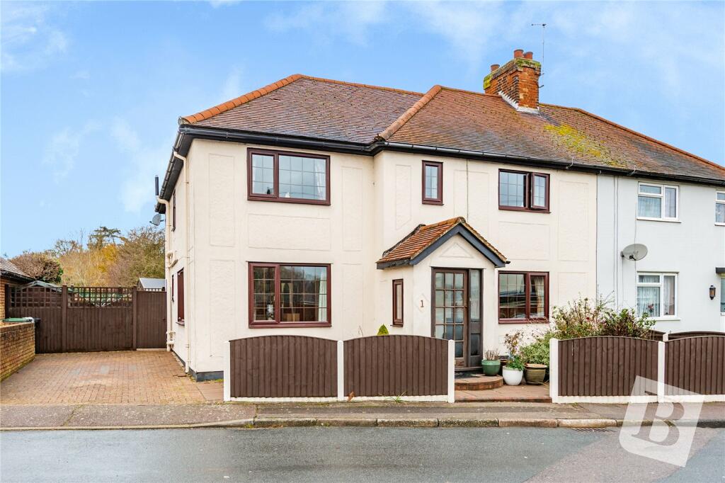 4 bedroom semidetached house for sale in Fairfield Road, Ongar, Essex, CM5