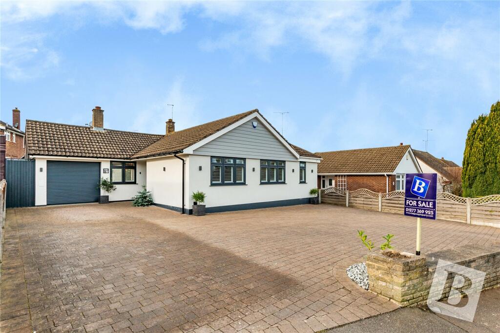 3 bedroom bungalow for sale in Green Walk, Ongar, Essex, CM5