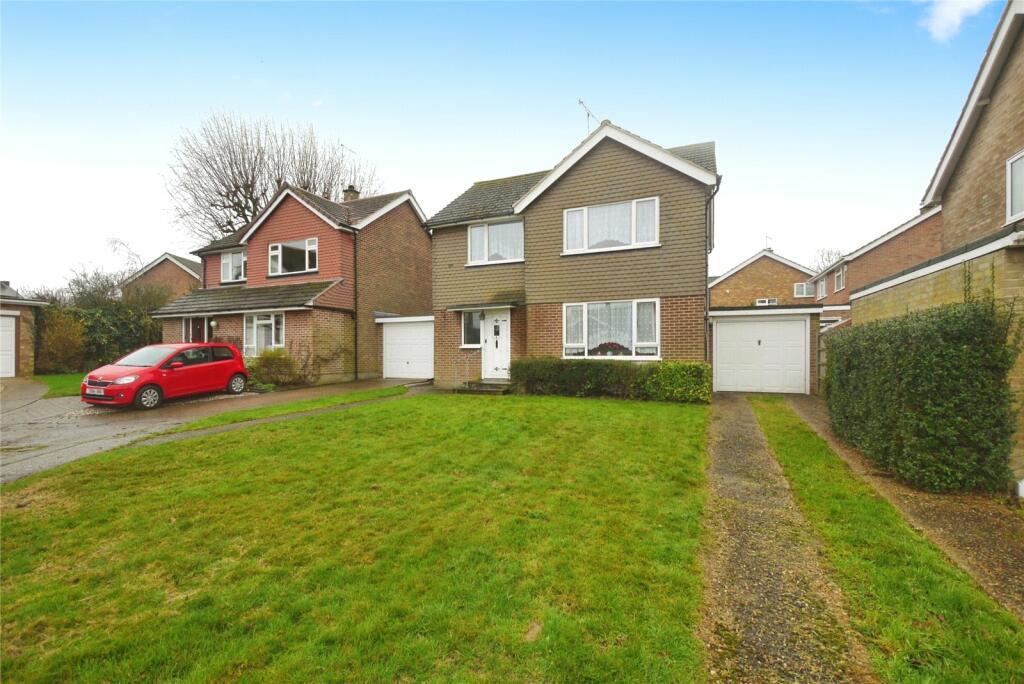 3 bedroom detached house for sale in Mead Walk, Ongar, Essex, CM5