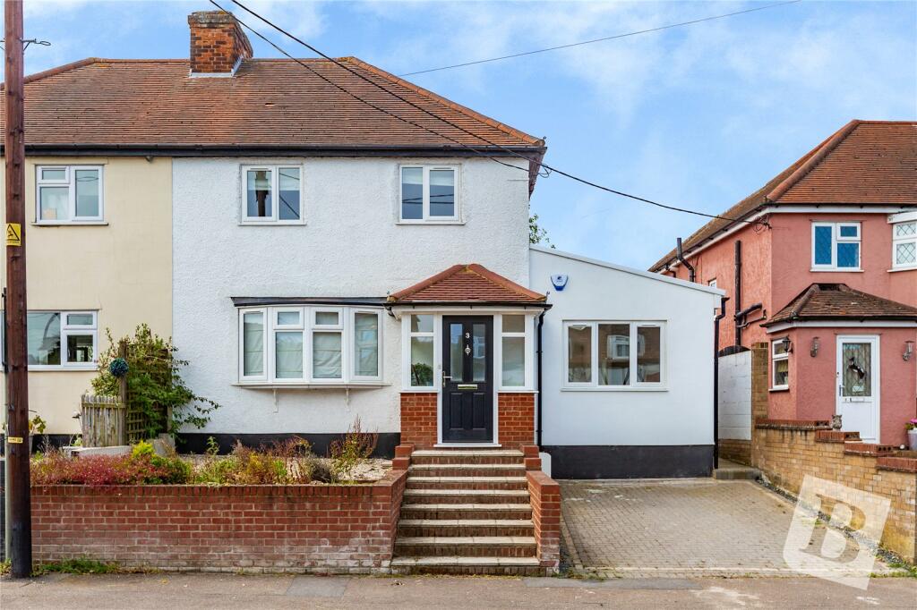 3 bedroom semidetached house for sale in Moreton Road, Ongar, Essex, CM5