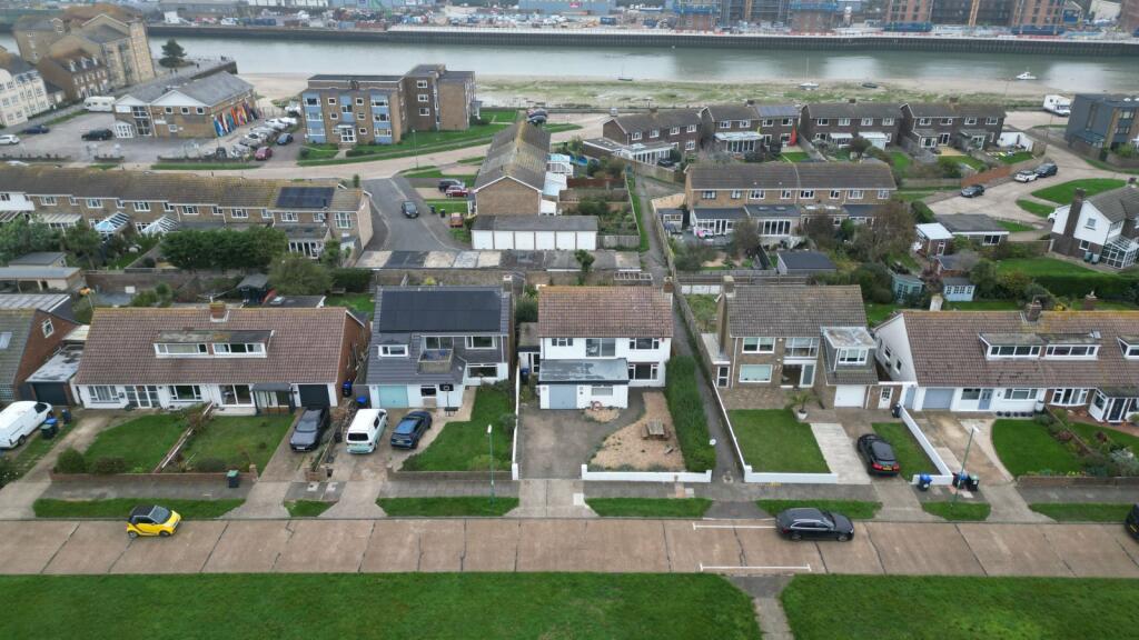 Additional property image - Falcon Close, Shoreham Beach, West Sussex, BN43