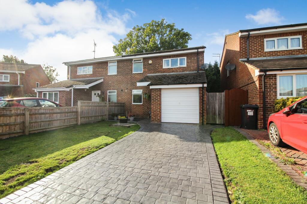 3 bedroom semidetached house for sale in Mackay Close, Calcot, Reading
