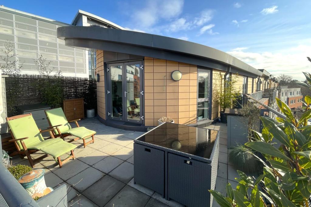 2 bedroom apartment for sale in Southern Road, CAMBERLEY, GU15