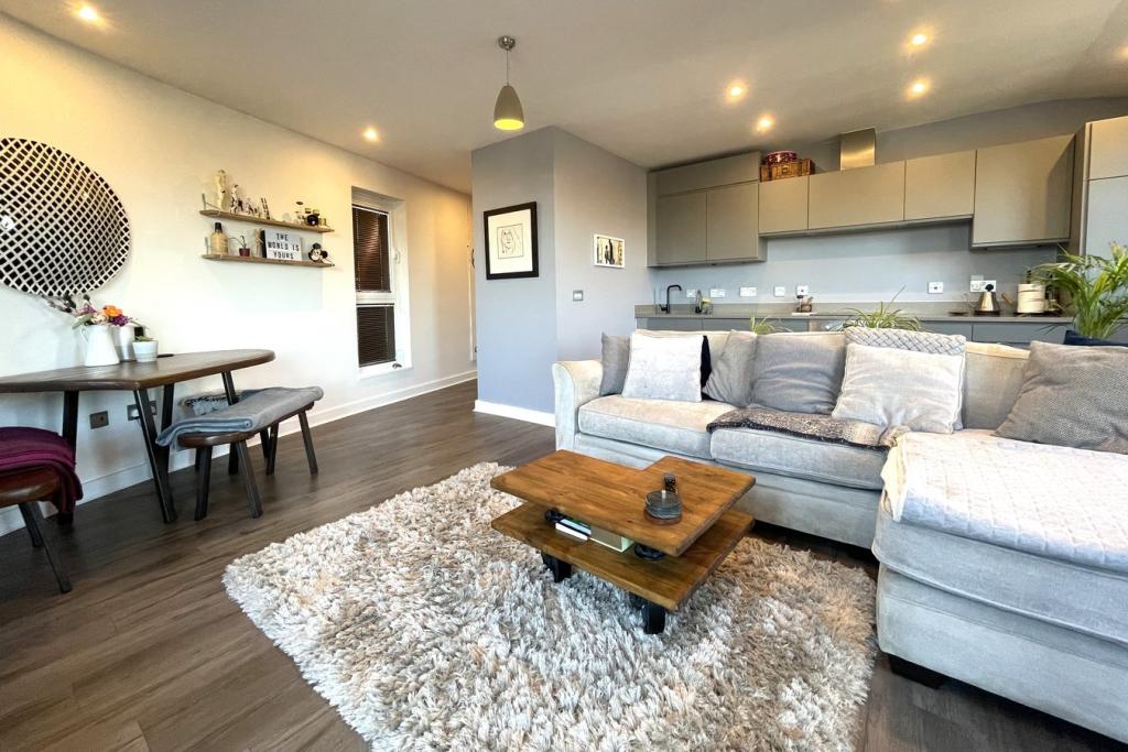 2 bedroom apartment for sale in Southern Road, CAMBERLEY, GU15