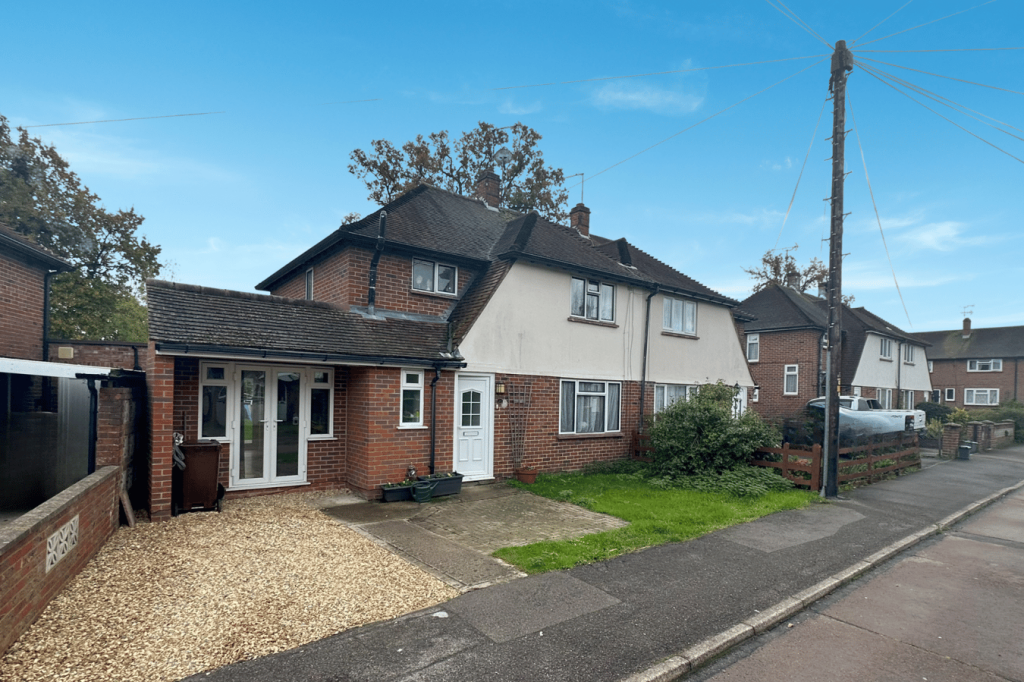 3 bedroom semidetached house for sale in Green Farm Road, BAGSHOT, GU19
