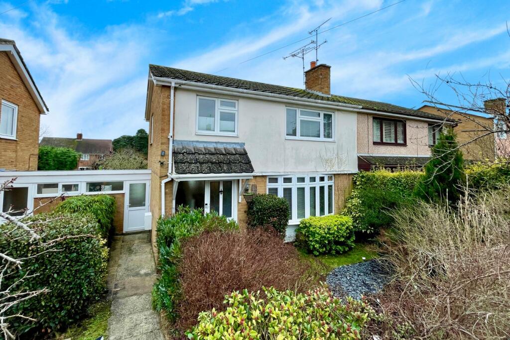 3 bedroom semidetached house for sale in South Meadow, CROWTHORNE, RG45