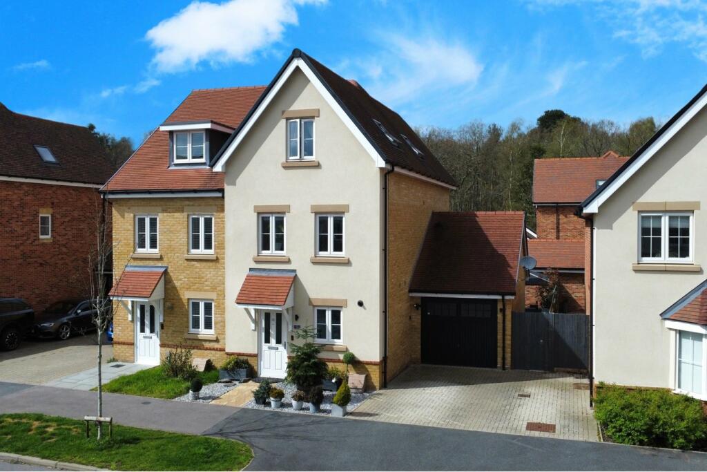 3 bedroom town house for sale in Hurst Avenue, CAMBERLEY, GU17