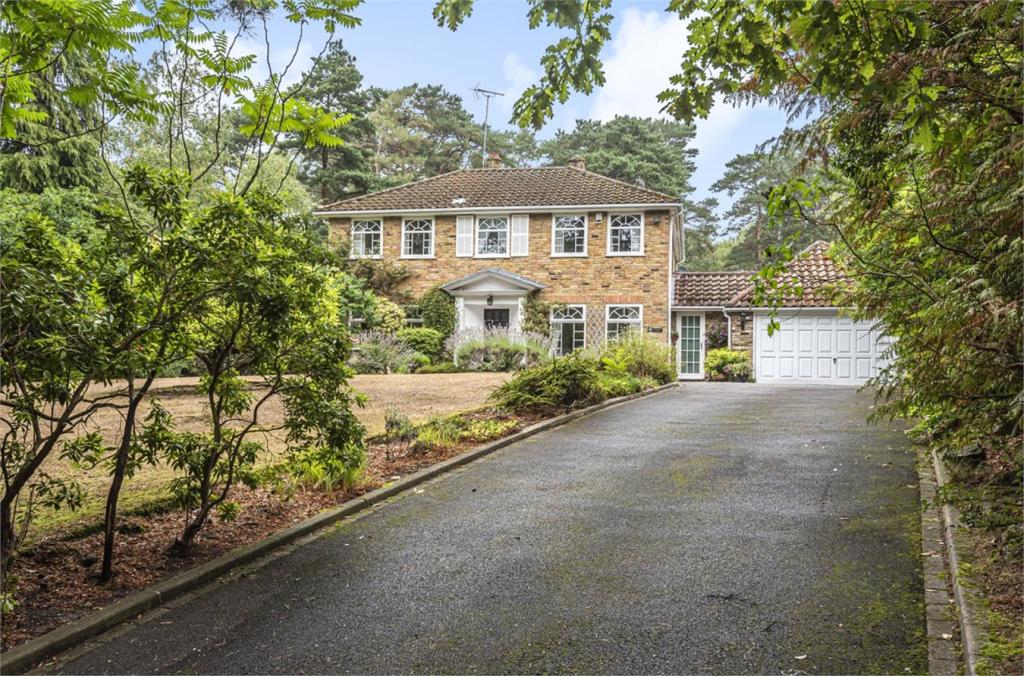 4 bedroom detached house for sale in Springfield Road, CAMBERLEY