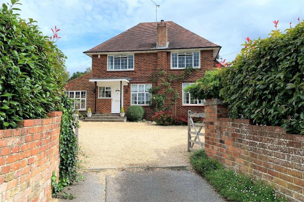 4 bedroom detached house for sale in Woodlands Road, CAMBERLEY, Surrey