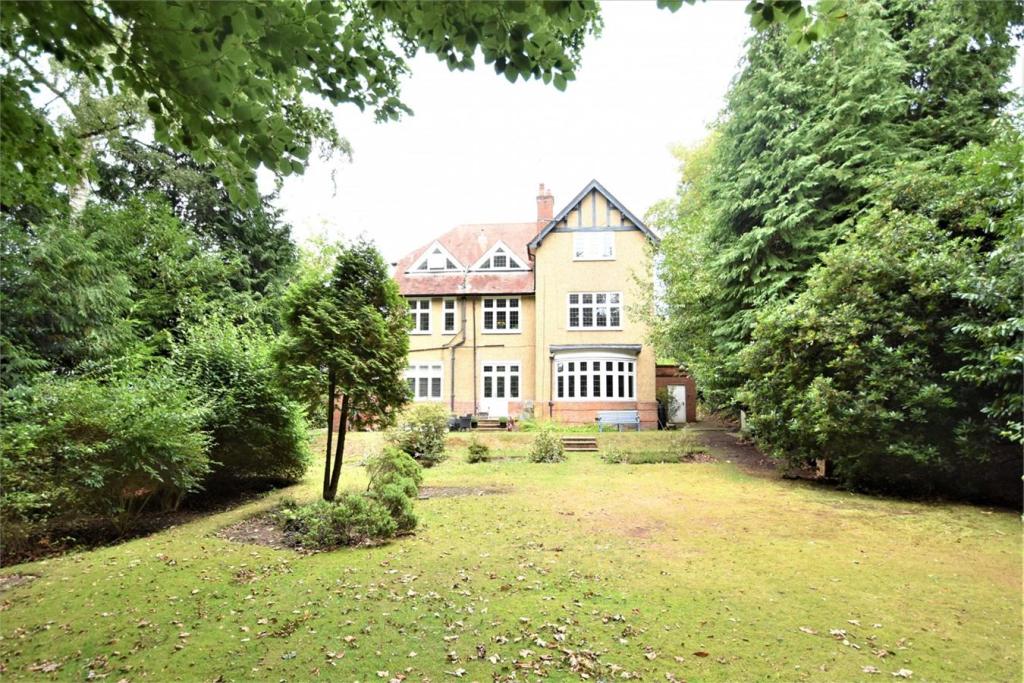2 bedroom flat for sale in 20 Heatherdale Road, CAMBERLEY, Surrey, GU15