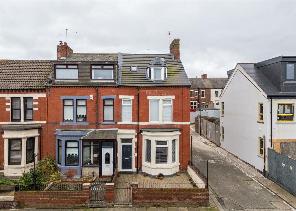 4 bedroom end of terrace house for sale in Esplanade Place, Whitley Bay