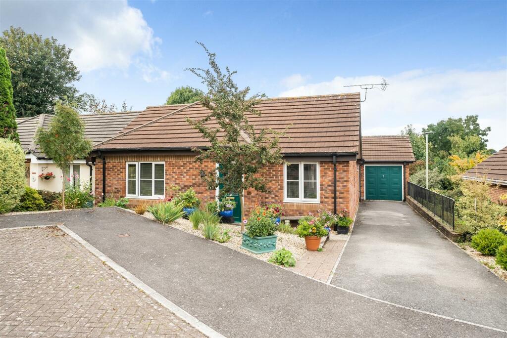 2 bedroom detached bungalow for sale in Jeffs Way, Axminster, EX13