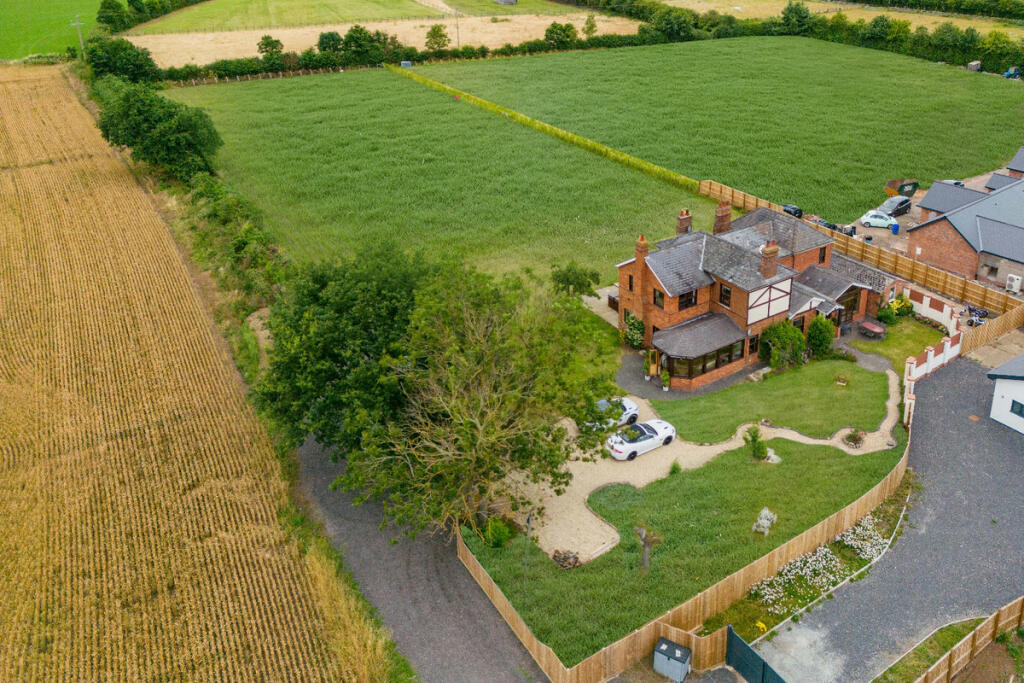 5 bedroom detached house for sale in Birch Green Severn Stoke