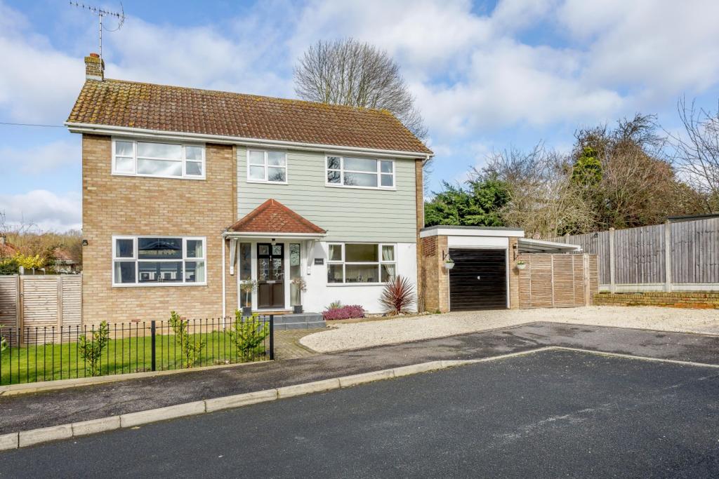 4 bedroom detached house for sale in Heybridge Road, Ingatestone, CM4