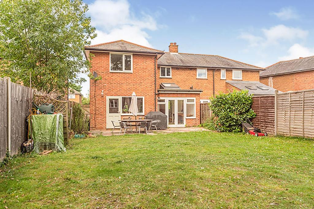 4 bedroom semidetached house for sale in Trinity Road, Stotfold, SG5