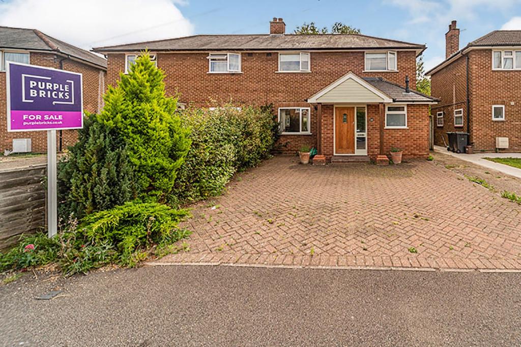 4 bedroom semidetached house for sale in Trinity Road, Stotfold, SG5