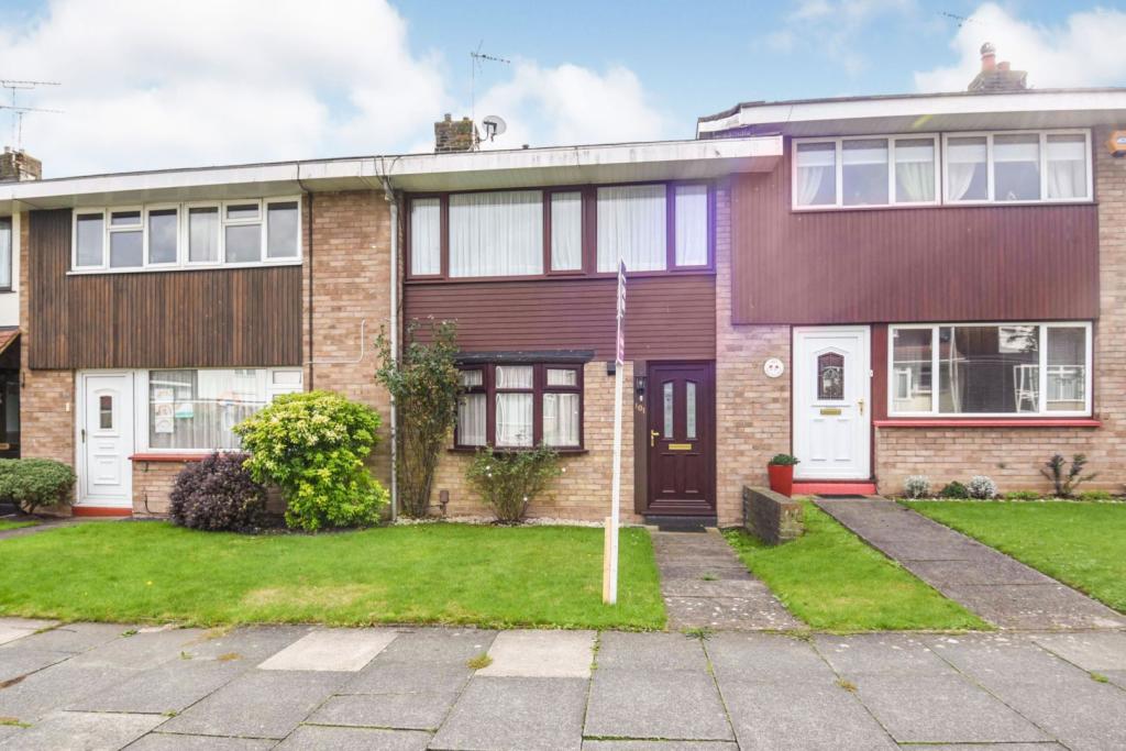3 bedroom terraced house for sale in Woolmer Green, Basildon, SS15