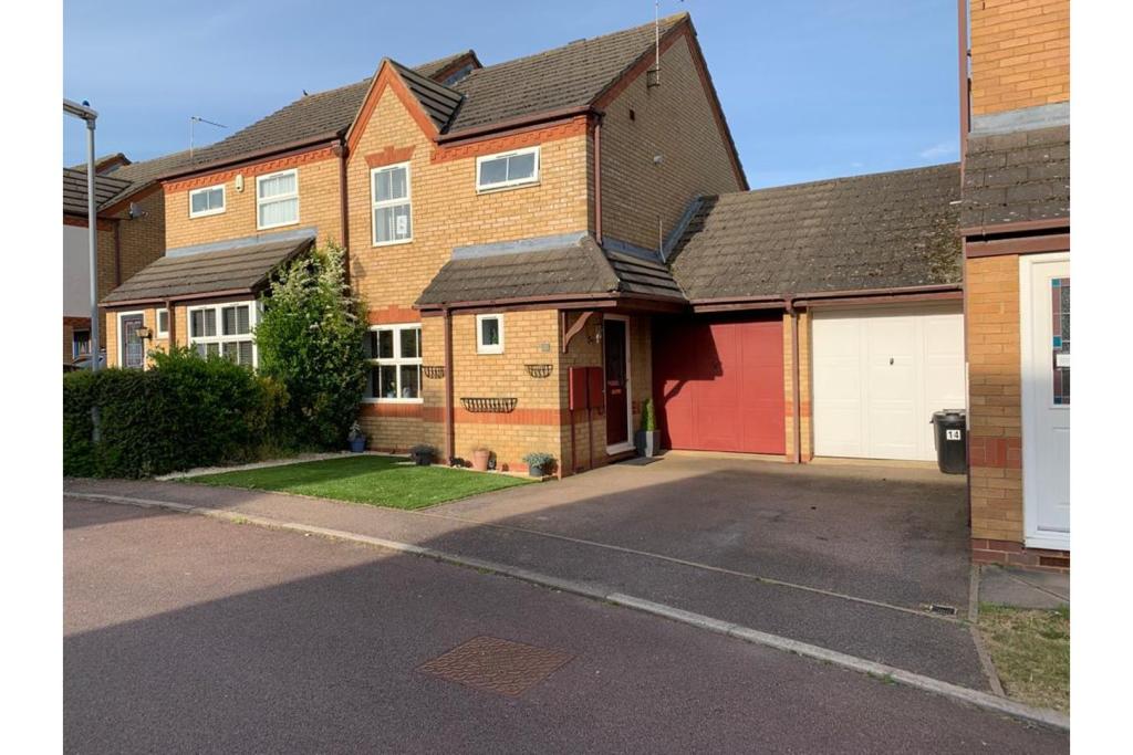 3 bedroom semidetached house for sale in Ditchford Close, Wootton