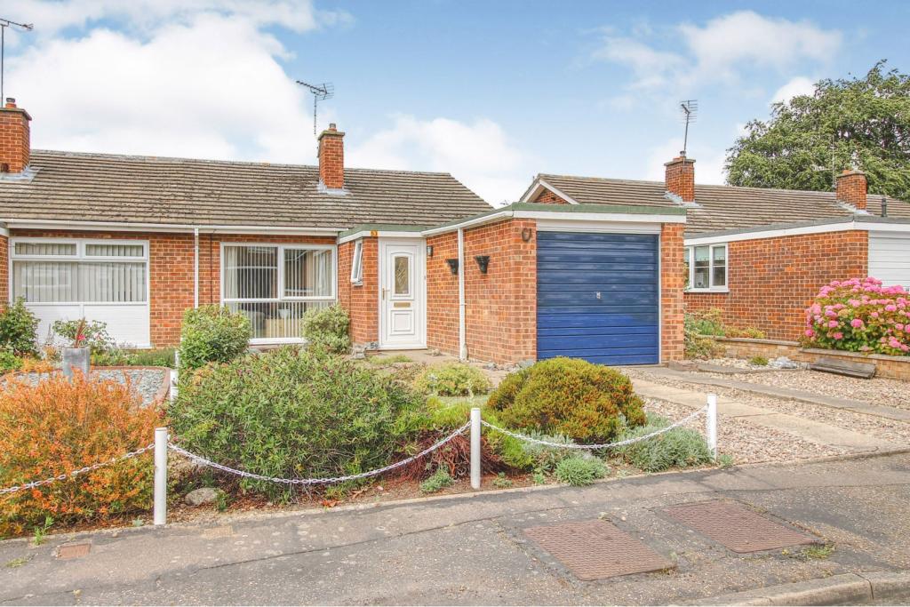 3 bedroom semidetached bungalow for sale in Greenborough Road, Sprowston, Norwich, NR7