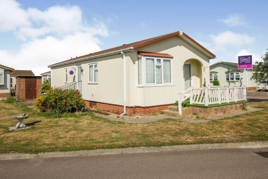 2 bedroom mobile home for sale in Kings Park, Canvey Island, SS8