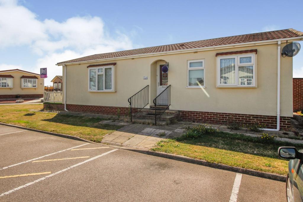 2 bedroom mobile home for sale in Kings Park, Canvey Island, SS8