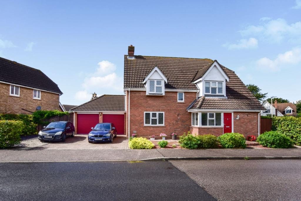 4 bedroom detached house for sale in Monkswood Drive,
