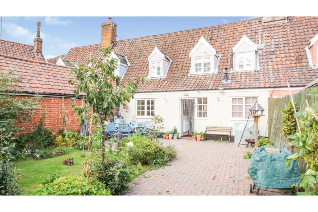 2 bedroom terraced house for sale in Ipswich Road, Ipswich, IP6