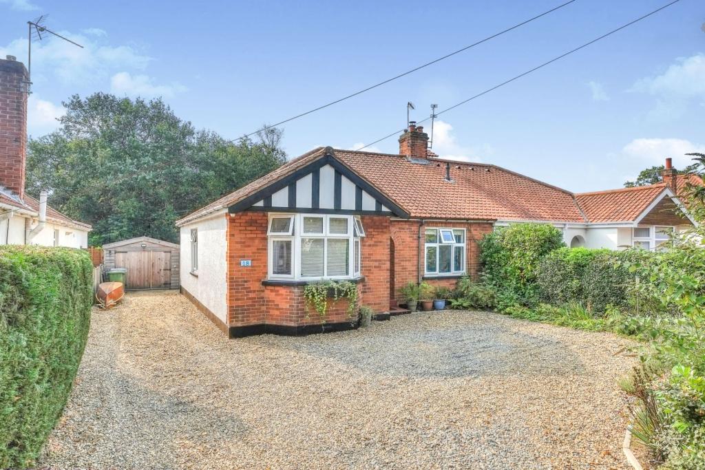 3 bedroom semi-detached bungalow for sale in Gordon Avenue, Norwich, NR7