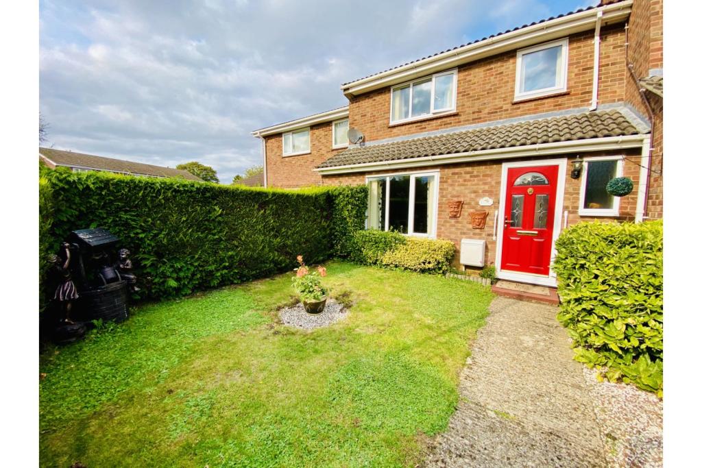 3 bedroom terraced house for sale in Blythe Way, Gamlingay, SG19