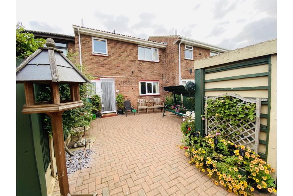 3 bedroom terraced house for sale in Blythe Way, Gamlingay, SG19