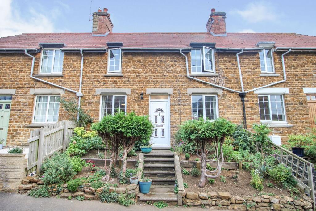 2 bedroom terraced house for sale in Banbury Lane, Byfield, NN11